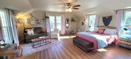 The Compass Loft Studio near TSU with EV Charger