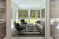 Spring Time Fun Time. Ranch Sleeps 10 & 0.7 mi to GB Main St.Wi-Fi + Hot Tub.