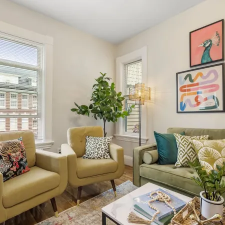 Artful Escape • Minutes to Salem, Beach and Train to Boston • Private Parking