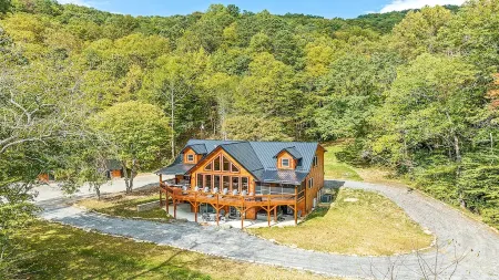 4 Loves Lodge - Main Home Sleeps 22, 5 BR, 5 1/2 BA, Pet Friendly