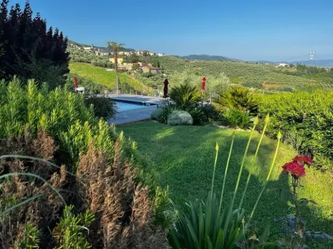 Appartement with pool, located between olive treees and wine rapes