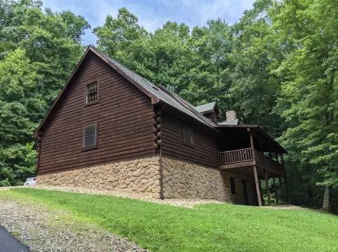 Lovie's Hillside Lodge nestled into 5 wooded acres 格林酒店