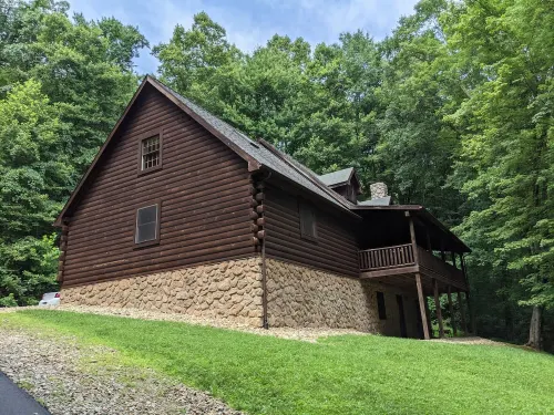 Lovie's Hillside Lodge nestled into 5 wooded acres