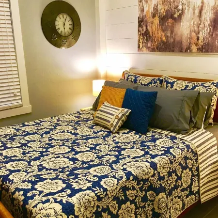 Beautiful Decorated Apartment located in the heart of Downtown Bardstown, KY