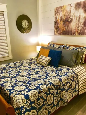 Beautiful Decorated Apartment located in the heart of Downtown Bardstown, KY