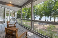 Spacious Lakefront Haven: Luxury Door County Retreat on Lake Michigan!