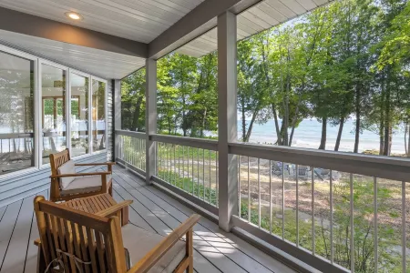 Spacious Lakefront Haven: Luxury Door County Retreat on Lake Michigan!