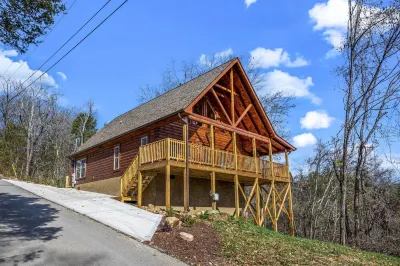 Summer Specials • Smoky Mtn Retreat: Game Room/Hot Tub Hotels near Smoky Mountain Knife Works