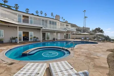 Beachfront Windansea Escape ideal for families