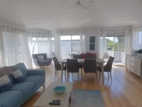11A Seaview. Ocean and Otway Ranges views. Close to beach. Pet friendly.