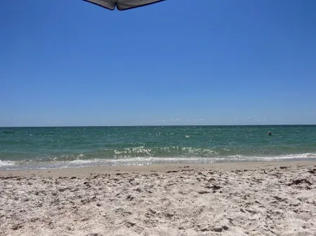 Blue Water Retreat @ Vanderbilt- steps to beaches/shopping/dining/entertainment!