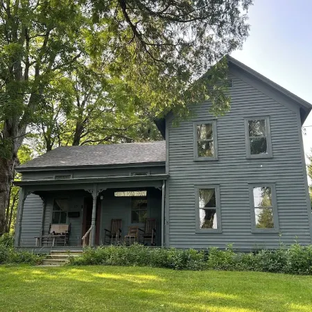 Charming 3-bedroom farmhouse in welcoming Skaneateles, short walk to village.