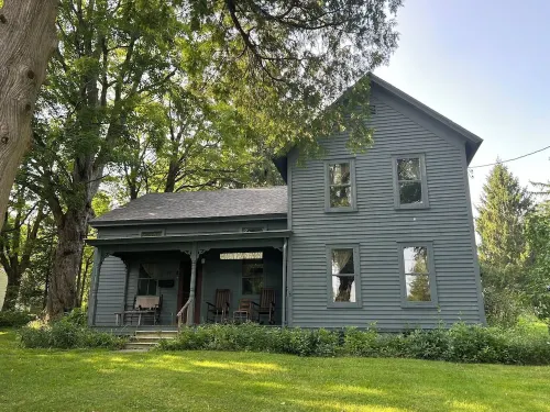 Charming 3-bedroom farmhouse in welcoming Skaneateles, short walk to village. Hotels in Skaneateles