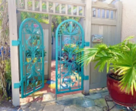 Cute studio with courtyard one block from waterfront parks!