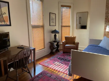 Updated Historic Home, in the Heart of Greenfield. Walking distance to downtown! Отели в г. Хэнкок