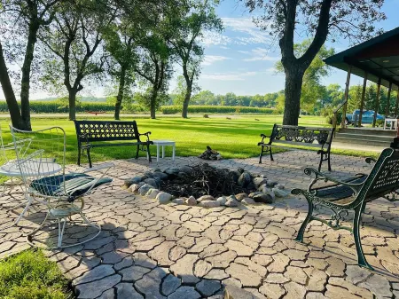 5 BR/2.5 BA Hunting & Fishing Lodge