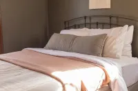 The Boho Bungalow! Downtown Alexandria Hotels near I Candi