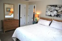 Walk to Beach & Historic Downtown Venice - Rennovated 2 Bed, 2.5 Ba, off-st pkg