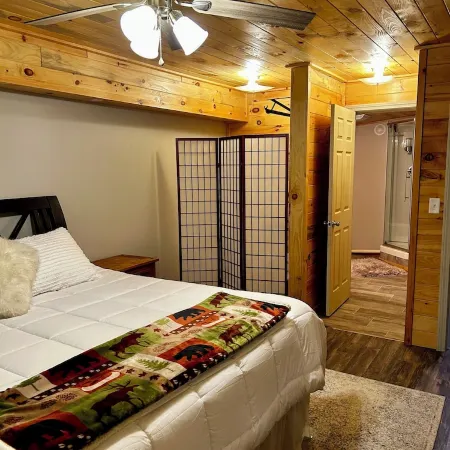 4-Bedroom Direct Waterfront Lakehouse in Maine. Fire Pit, Deck, Private Dock.