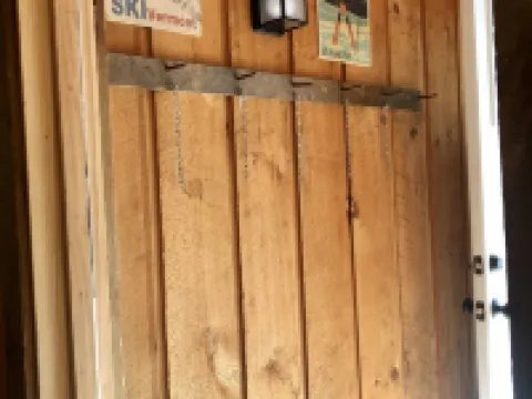 Family/Pet Friendly Cabin w/ Modern Upgrades: Minutes to Mountains, Farms, Lake 倫敦德里酒店