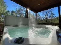 New Luxury Cabin/Hot Tub/Fire Pit/Corn Hole/Games/Indoor & Outdoor Fireplaces