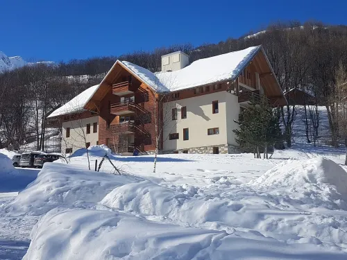 Comfortable "5 people" near the piste and ski school. Free underground parking Hotels in Valloire