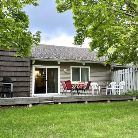 Clean Sandpoint Condo 10 Min from Schweitzer Base in Quiet Lakefront Community