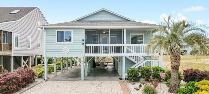 Updated Sunset Beach Home w/ a 2-Minute Walk to the Beach.  Parking for 5 Cars. サンセット・ビーチのホテル