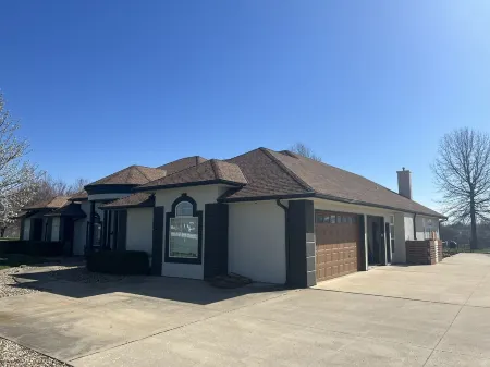 Estate Home Heated Pool Hot Tub Beach Wi-Fi 8 acres 5000 sqft 5 bd 3.5 bath Отели в г. Гринвуд