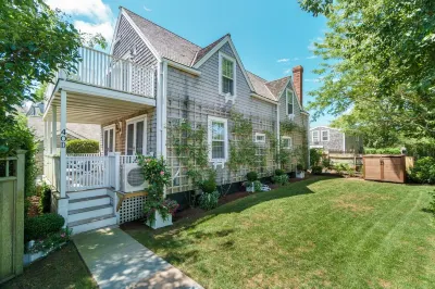 Beautiful 4 BR, 2 BA home a block fr Harbor, World Class dining