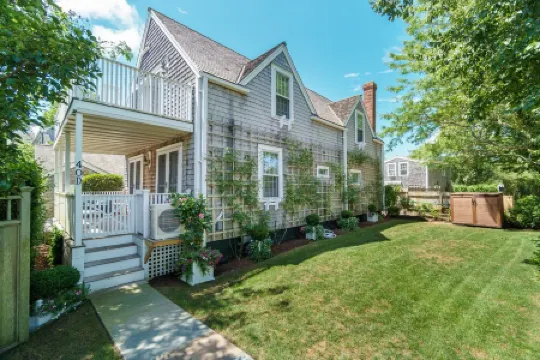 Beautiful 4 BR, 2 BA home a block fr Harbor, World Class dining Отели рядом с достопримечательностью «Peter Foulger Museum»