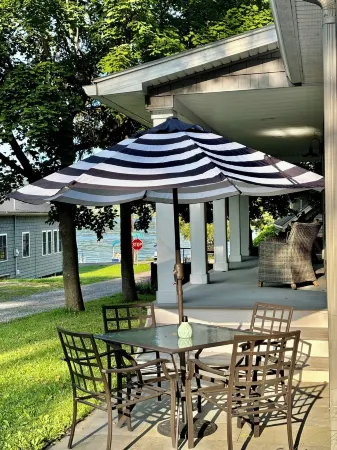 Year-Round Fun at our Like-New Lakeside Retreat!