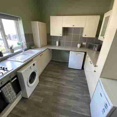Comfy 2 Bed flat, parking, quick walk to the beach. Others