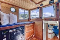 38' Yacht equipped with luxury and kayaks!