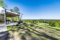 Unique and tranquil mountain-side getaway, close to Guntersville Lake.