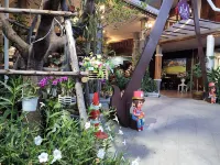 Kwanruean Boutique Hotel Hotels near Wat Si Sakorn