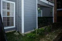 Urban, cozy living on Far North Dallas, Condo Pet-Friendly