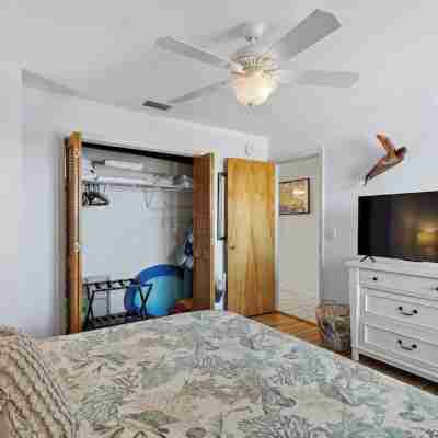3 Pelicans - Waterfront Condo w Pool & Boat Trailer Parking Rooms