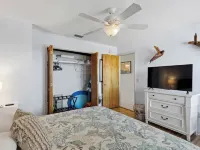 3 Pelicans - Waterfront Condo w Pool & Boat Trailer Parking Hotels in Cedar Key