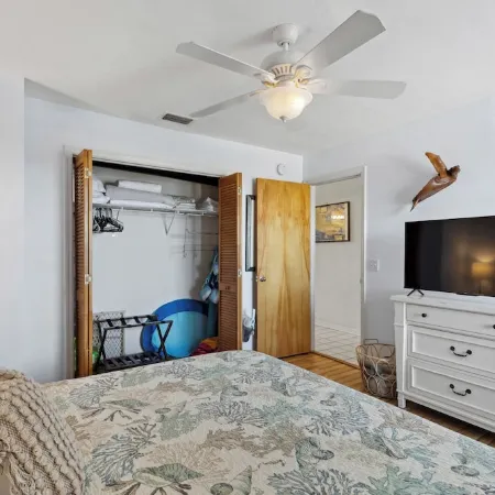 3 Pelicans - Waterfront Condo w Pool & Boat Trailer Parking