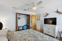 3 Pelicans - Waterfront Condo w Pool & Boat Trailer Parking