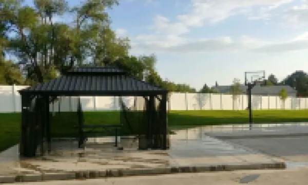 Secluded townhome midway between downtown & skiing; min from shops, & dining