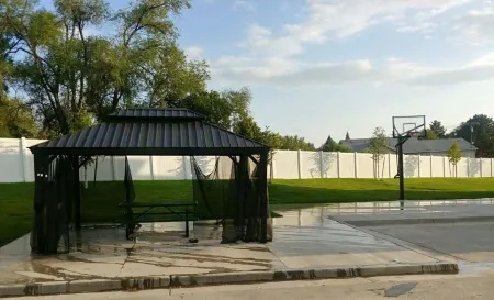 Secluded townhome midway between downtown & skiing; min from shops, & dining