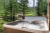 Luxury Condo, Close to Gondola, Private Hot Tub, Great Ski Access