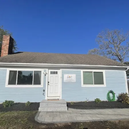 Gorgeous 4 bedroom/2 baths, 1/10 mile to the beach, outdoor patio with firepit