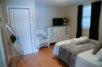 🌅A Lakefront Sunrise retreat for Couples or Families🌅