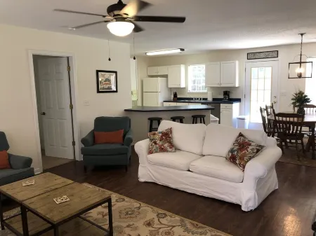 3 BR 2 BA Home Conveniently Located 4 Miles from Clemson Campus Отели в г. Pickens County