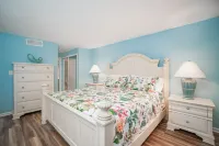 "Isle Be Unwinding" - gorgeous, spacious, and easy walk to the beach! Sleeps 8!