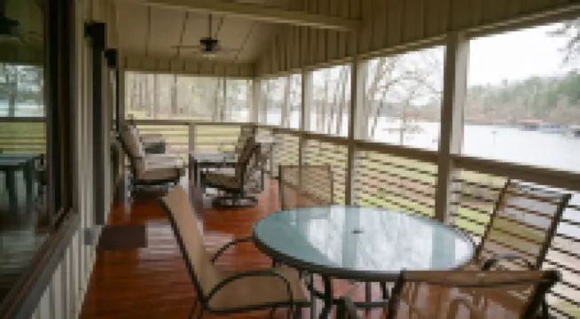 Copper Porch Cottage on Lake Hamilton, Fire Pit, Fishing Dock, Boat Ramp, Views!