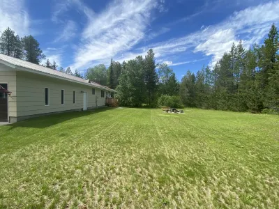 Stay at Glacier's Doorstep! Just a minute or two from the park's west entrance. 더 루프 트레일헤드 주변 호텔